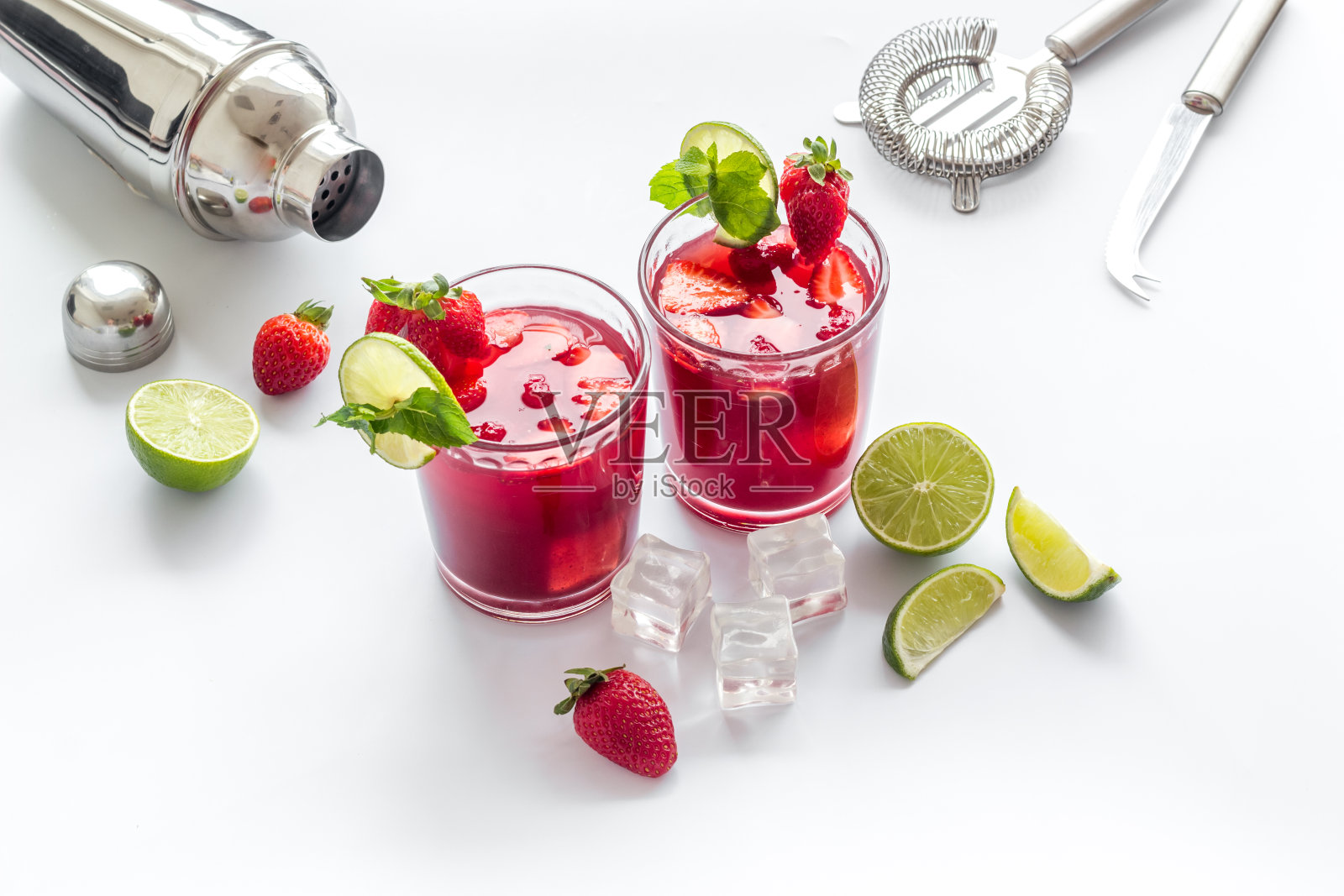 草莓莫吉托，配料和酒吧用具照片摄影图片