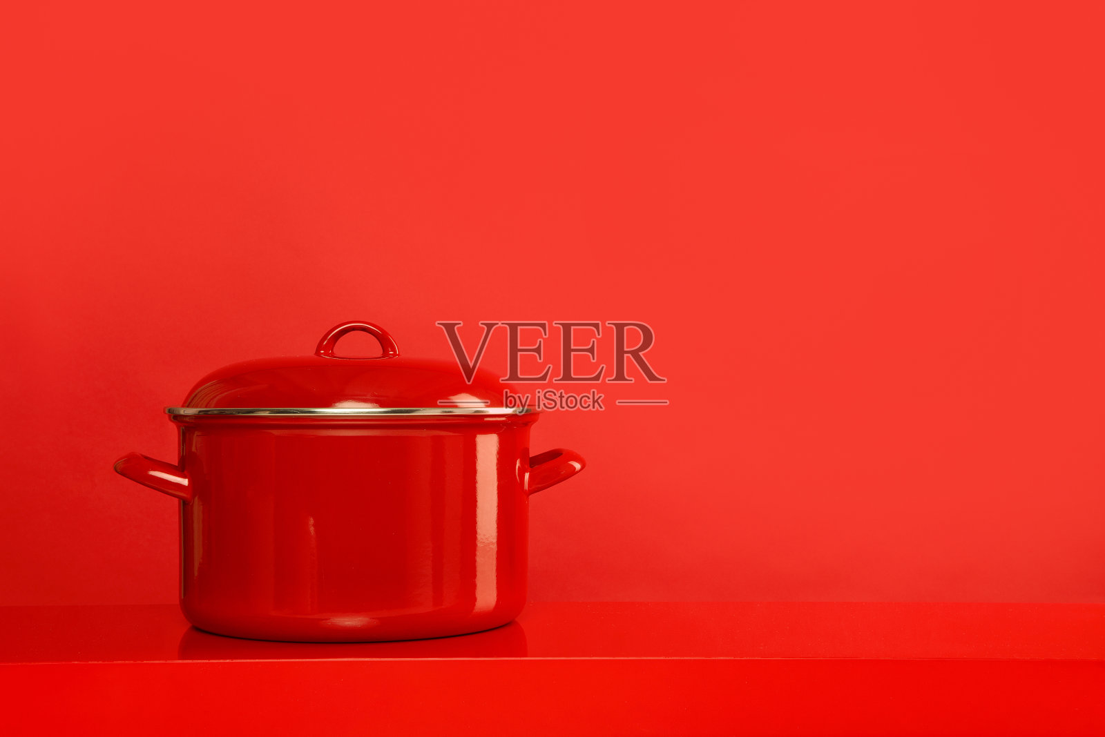 红色的烹饪锅，红色的背景，有空间复制照片摄影图片