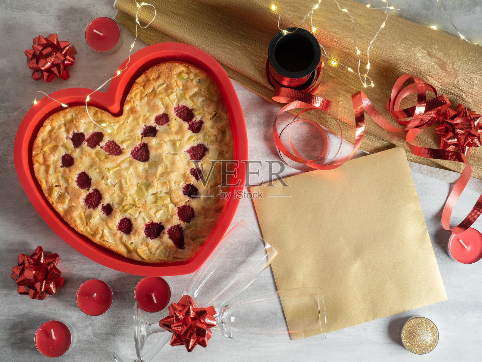 心形蛋糕和金信封放在桌上照片摄影图片