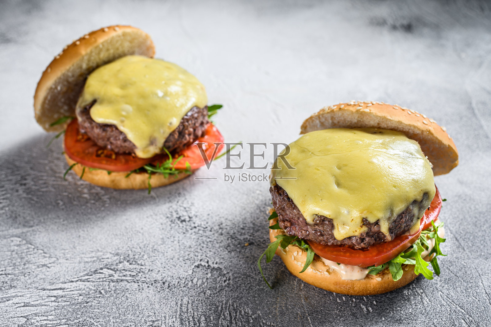 两个自制牛肉汉堡，加奶酪，蔬菜和洋葱。白色背景。俯视图照片摄影图片