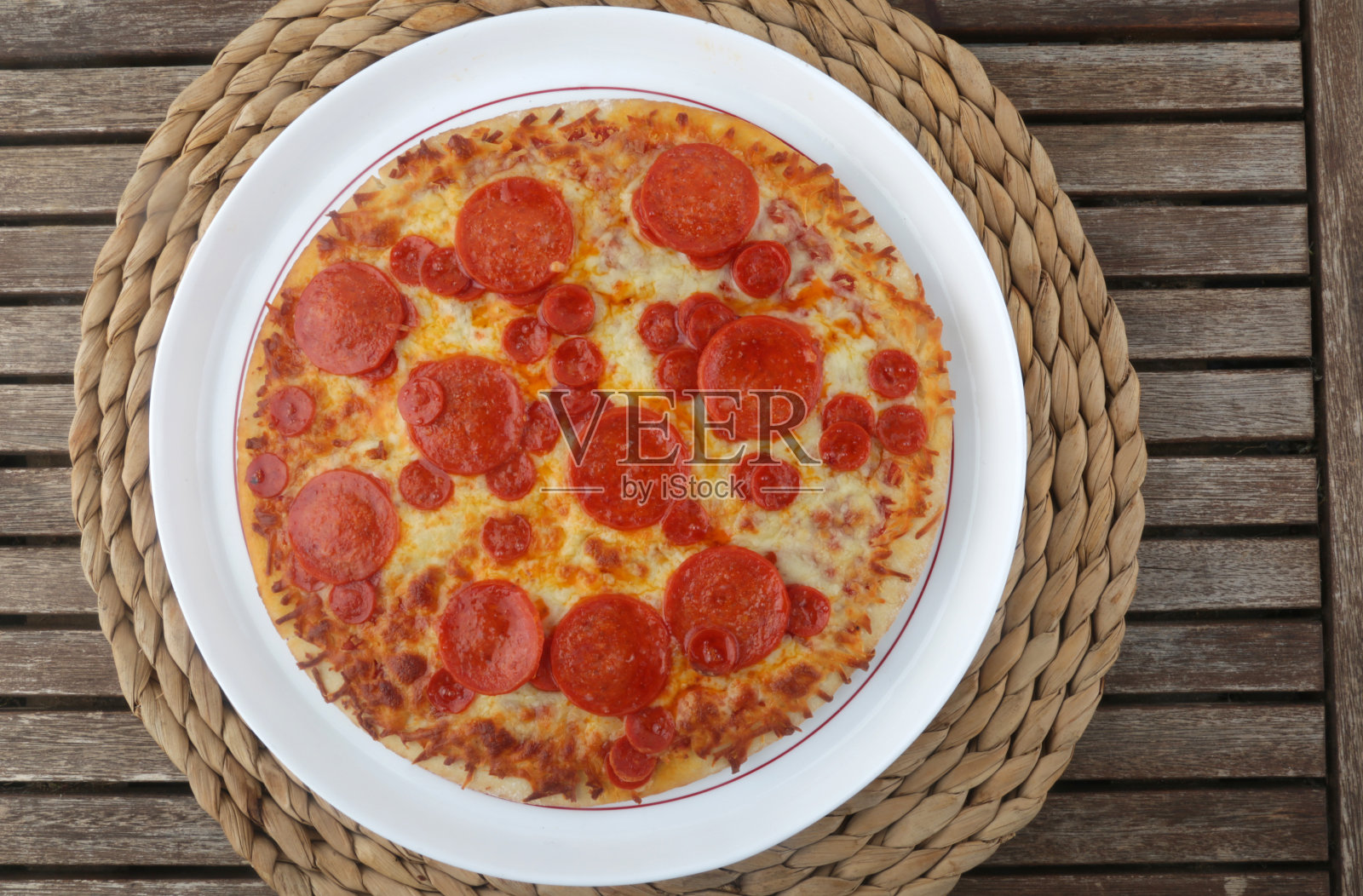 意大利香肠披萨照片摄影图片