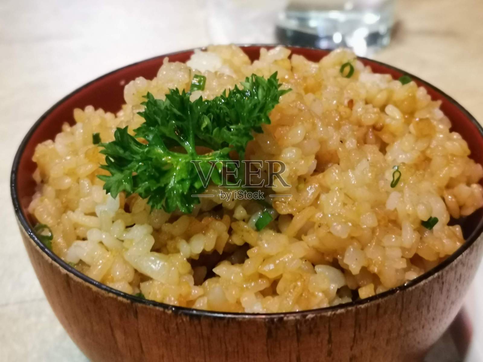 蒜蓉炒饭配欧芹照片摄影图片