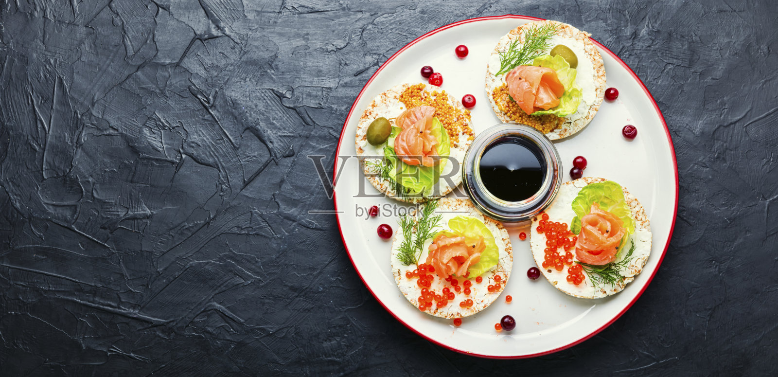 烟熏鲑鱼烤面包照片摄影图片