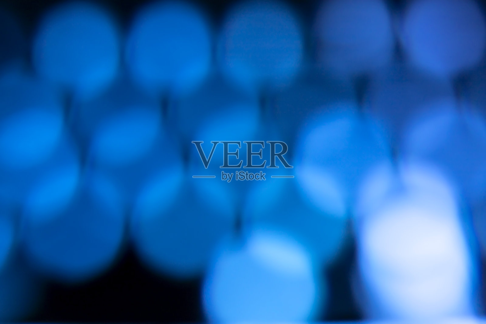 抽象的蓝色圆圈在黑暗的背景。照片摄影图片