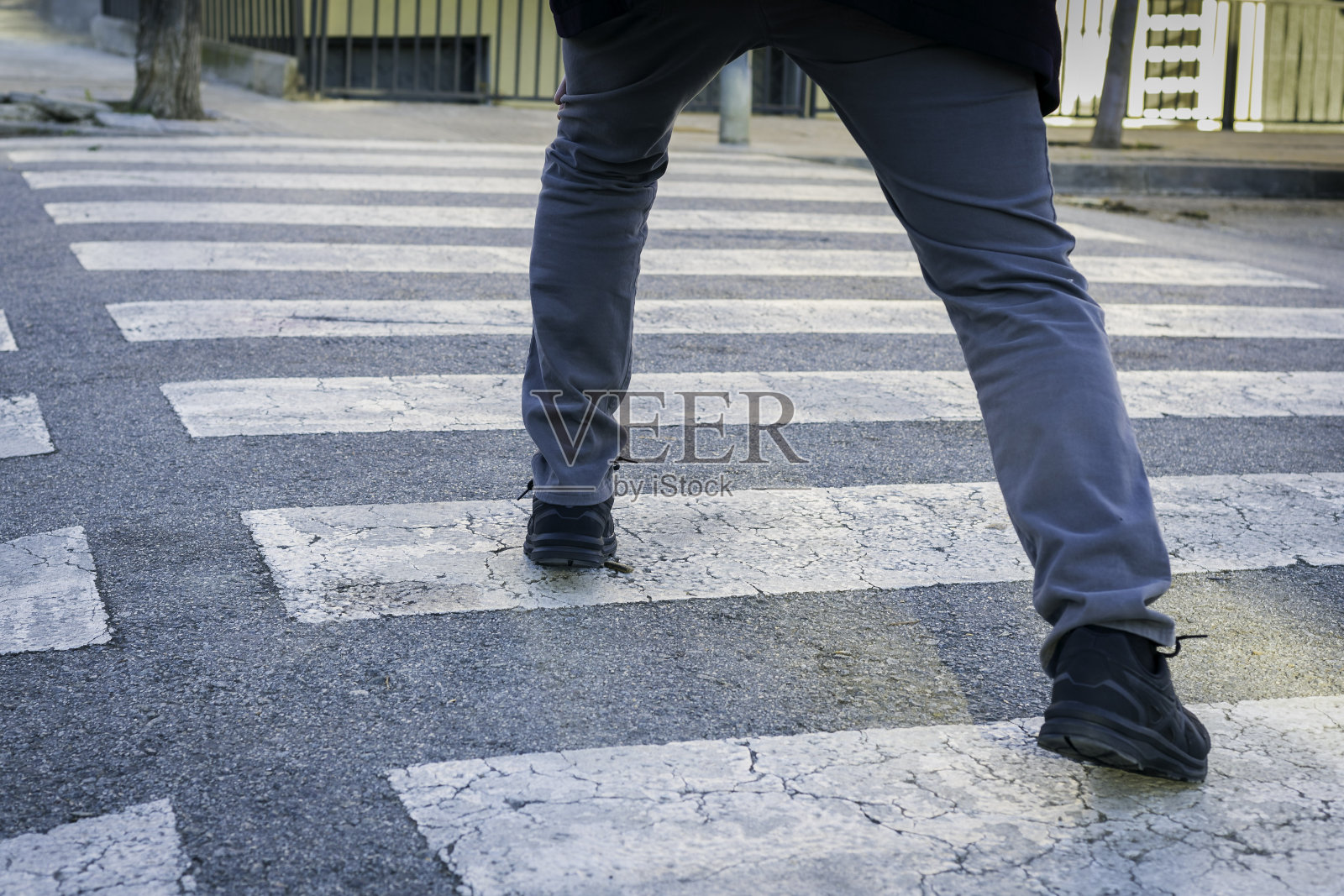强迫症，一个男人试图不踩到人行横道的黑线照片摄影图片