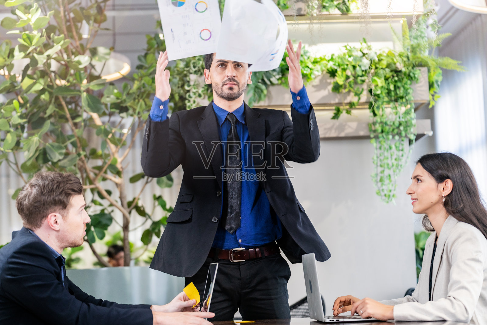 商务人士和团队头脑风暴会议在办公室桌上。概念老板和同事在工作空间严肃而专注的交谈。扔文件的人。照片摄影图片