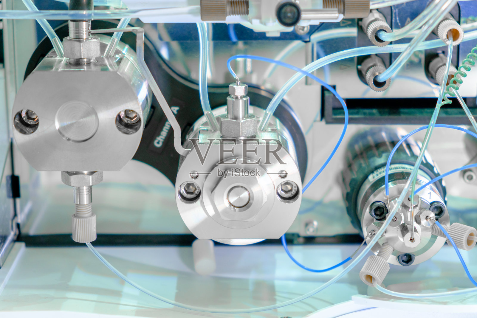 高效液相色谱系统采用双泵。分析化学实验室的高效液相色谱。照片摄影图片