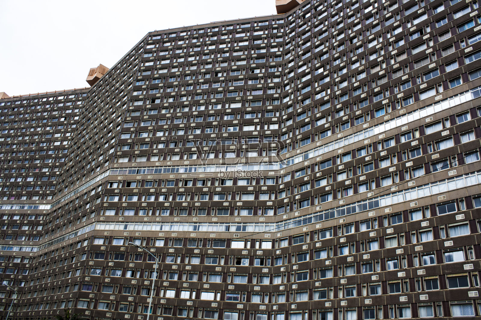 高耸的住宅摩天大楼对多云的天空照片摄影图片