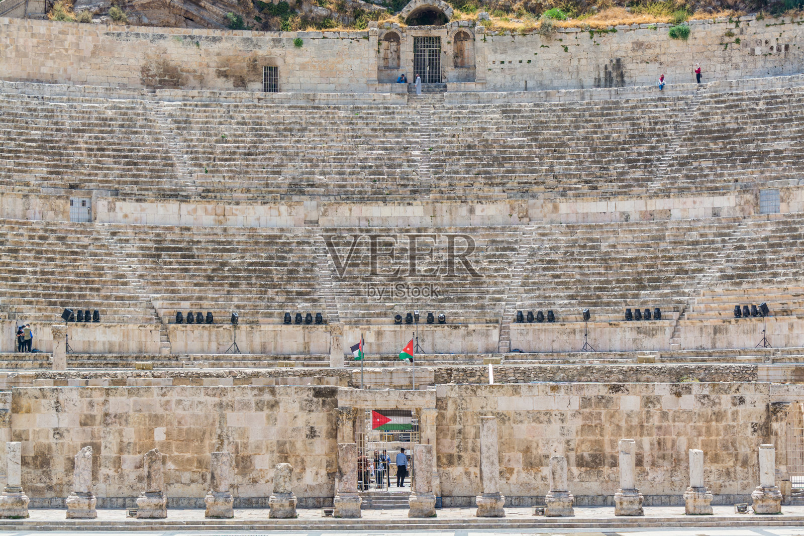 约旦安曼古罗马圆形剧场遗址，靠近安曼城堡的大力神庙照片摄影图片