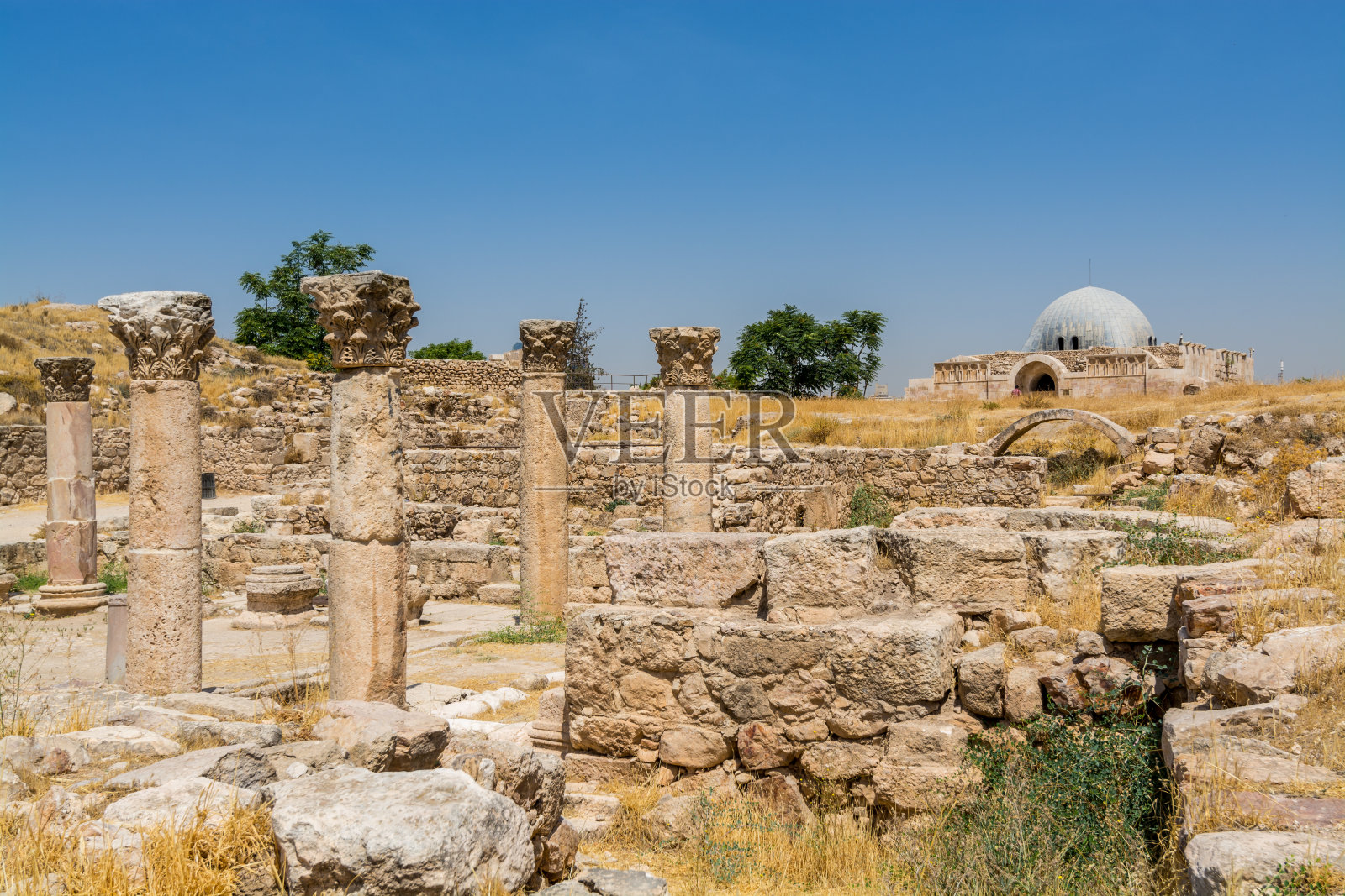 安曼城堡赫拉克勒斯神庙的柱子遗址，约旦安曼市中心的一处历史遗址照片摄影图片