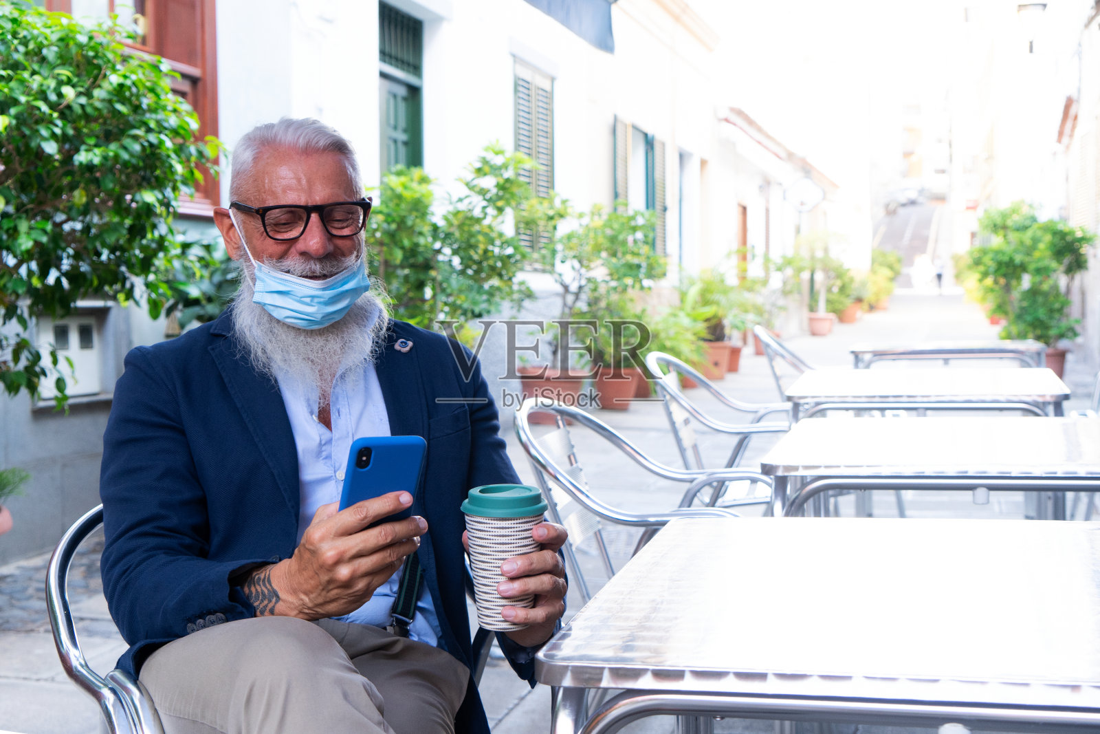 戴面具的老人照片摄影图片