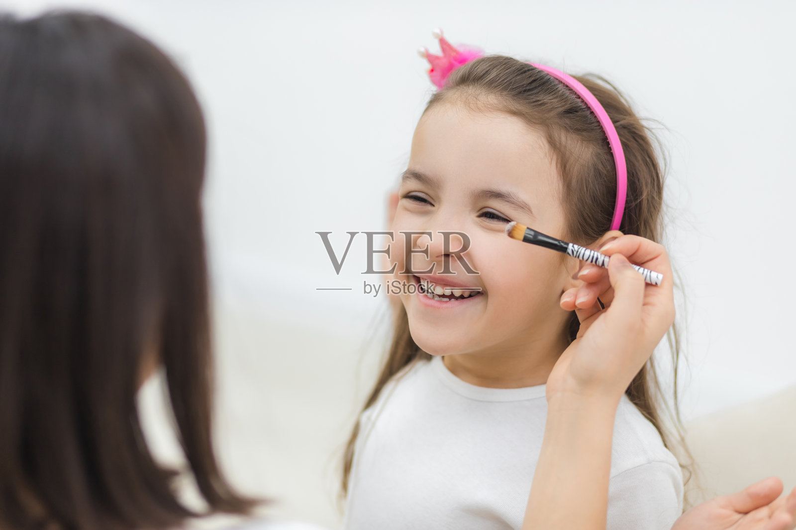 母亲和女儿在一起的照片。照片摄影图片