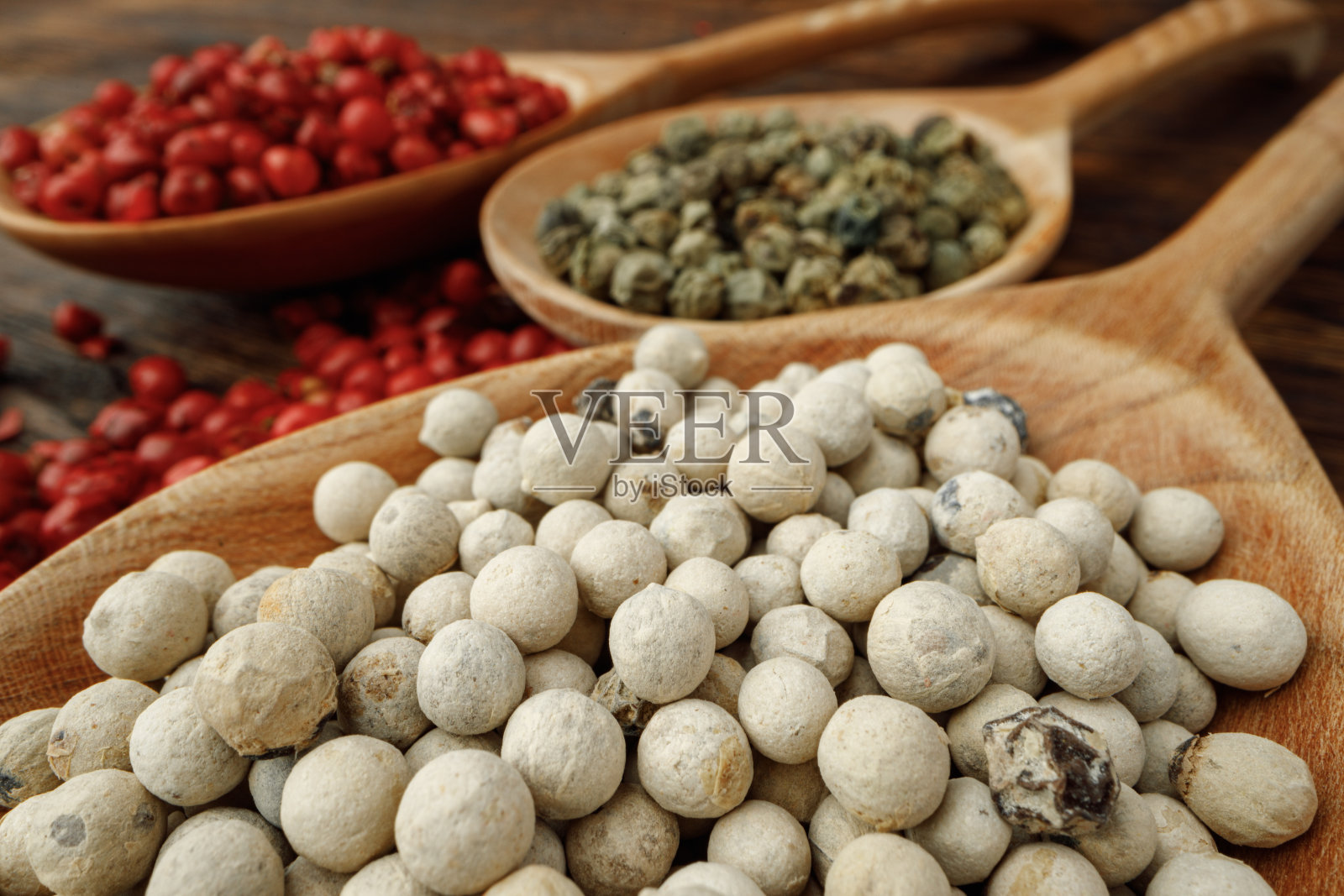 红色，绿色和白色的花椒香料宏照片摄影图片