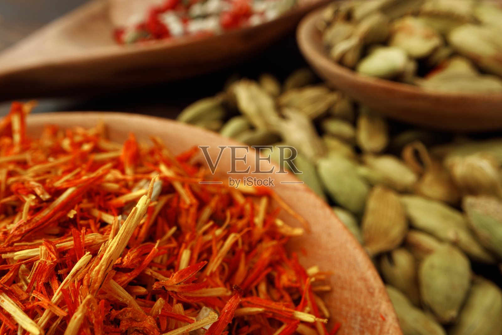 藏红花和小豆蔻香料对木制表面宏照片摄影图片