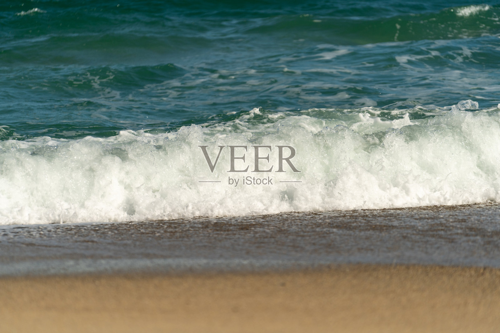 美丽的波浪在背景的海景。照片摄影图片