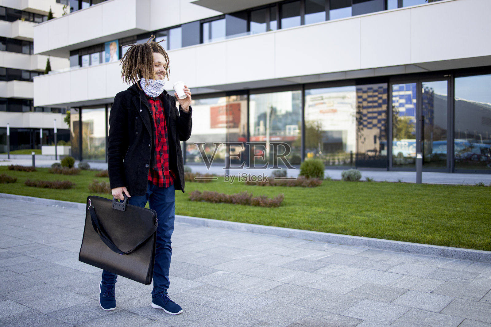 梳着脏辫，戴着头巾的学生喝着咖啡去上大学照片摄影图片