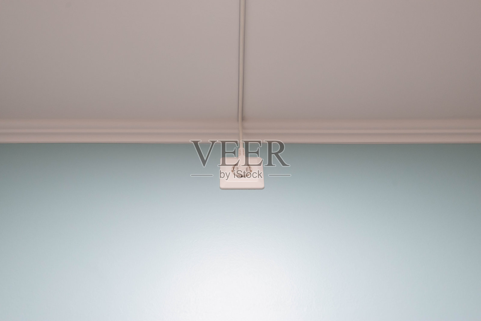 带有淡蓝色墙壁的天花板插座照片摄影图片