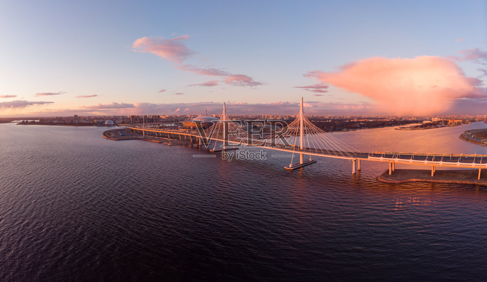 空中俯瞰傍晚圣彼得堡和斜拉桥横跨彼得罗夫斯基航道。日落时西部高速直径WHSD。夏日里沿着涅瓦河的现代高速公路。俄罗斯。照片摄影图片