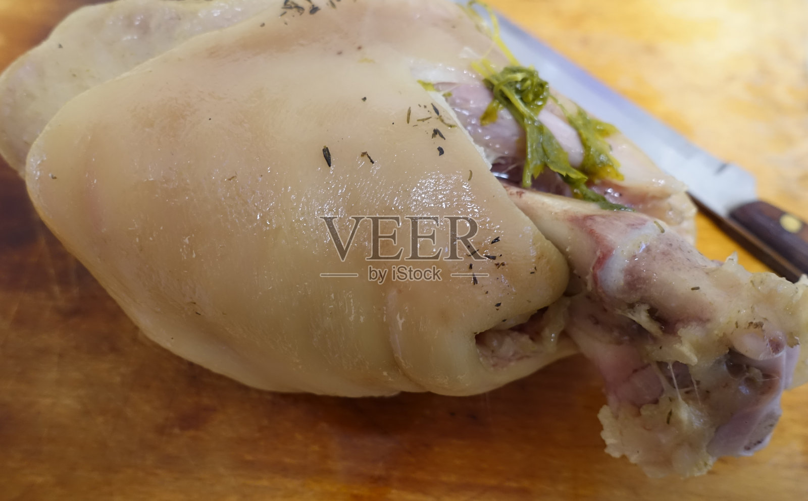 猪蹄在切菜板上炖成宫廷肉汤照片摄影图片