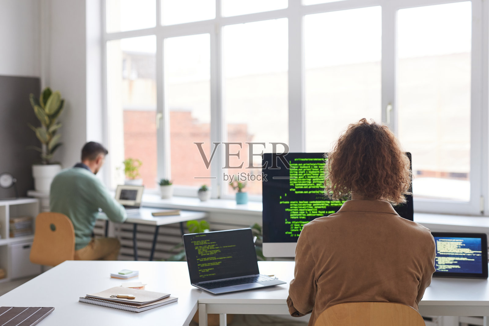 使用计算机程序的人照片摄影图片