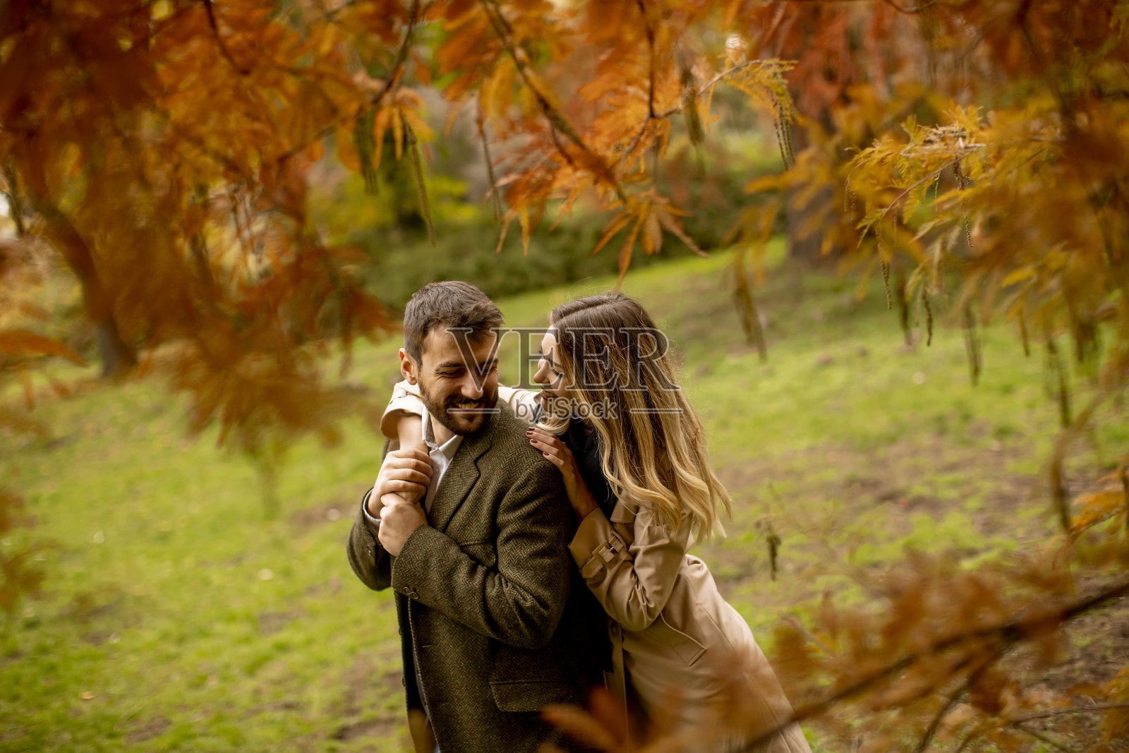 年轻夫妇在秋天的公园里照片摄影图片