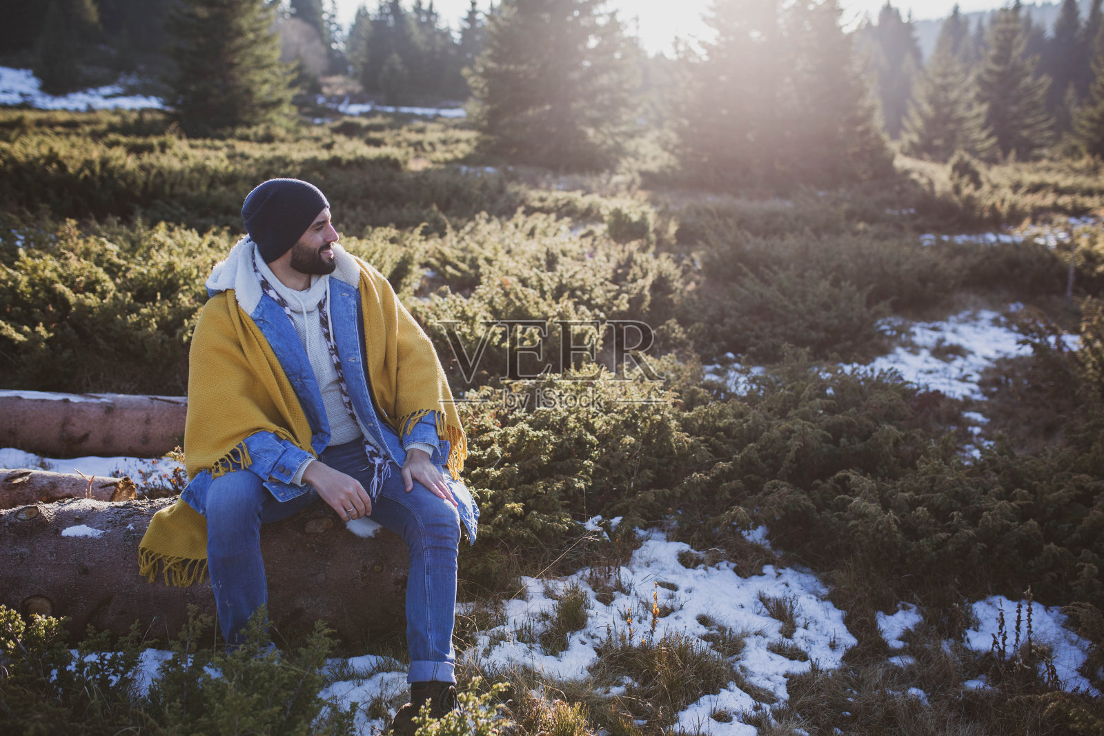 英俊的男人喜欢在寒冷的冬天散步在山上的新鲜空气和美丽的景色照片摄影图片