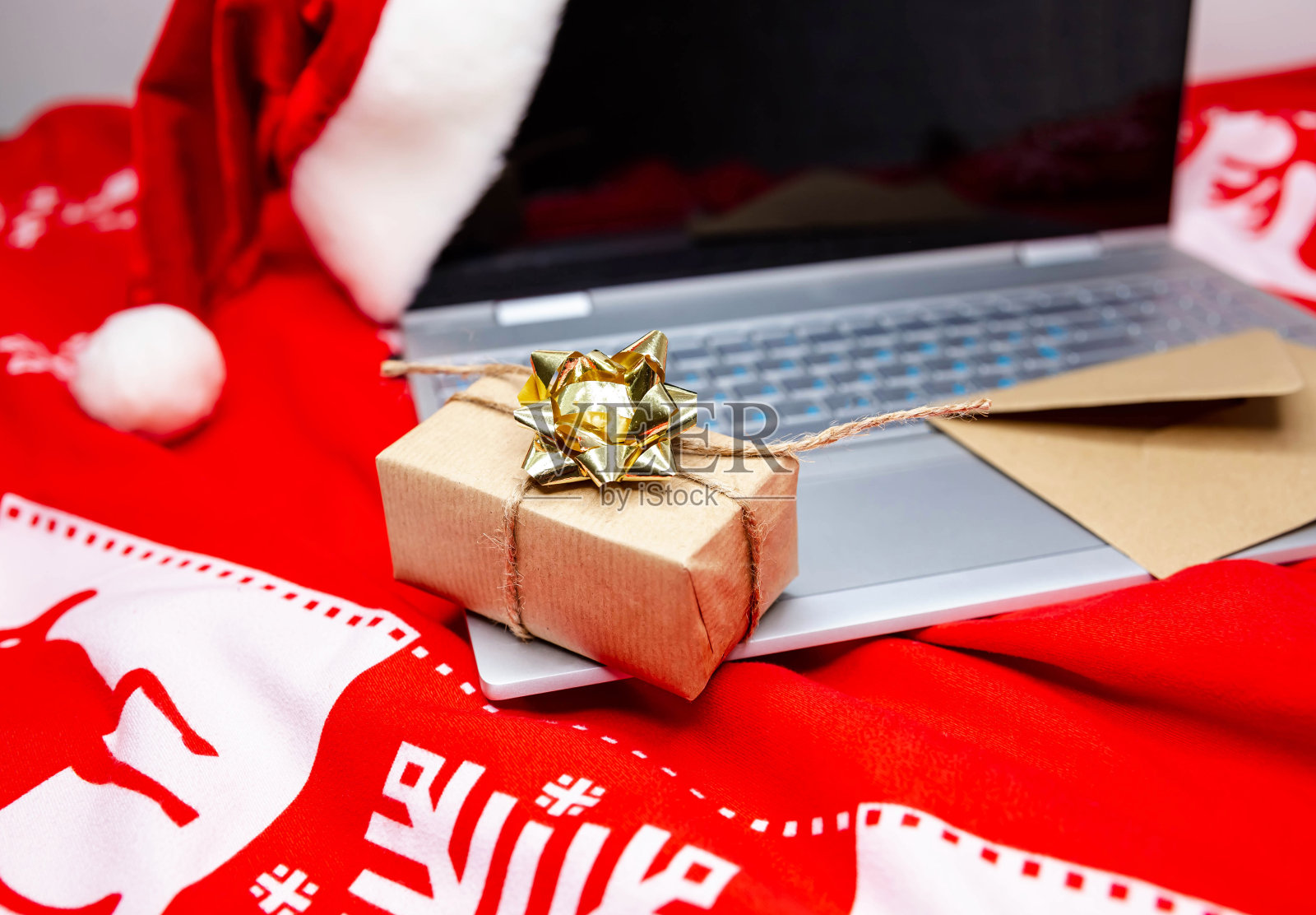 圣诞礼物。快速、高效的网上购物和信用卡照片摄影图片