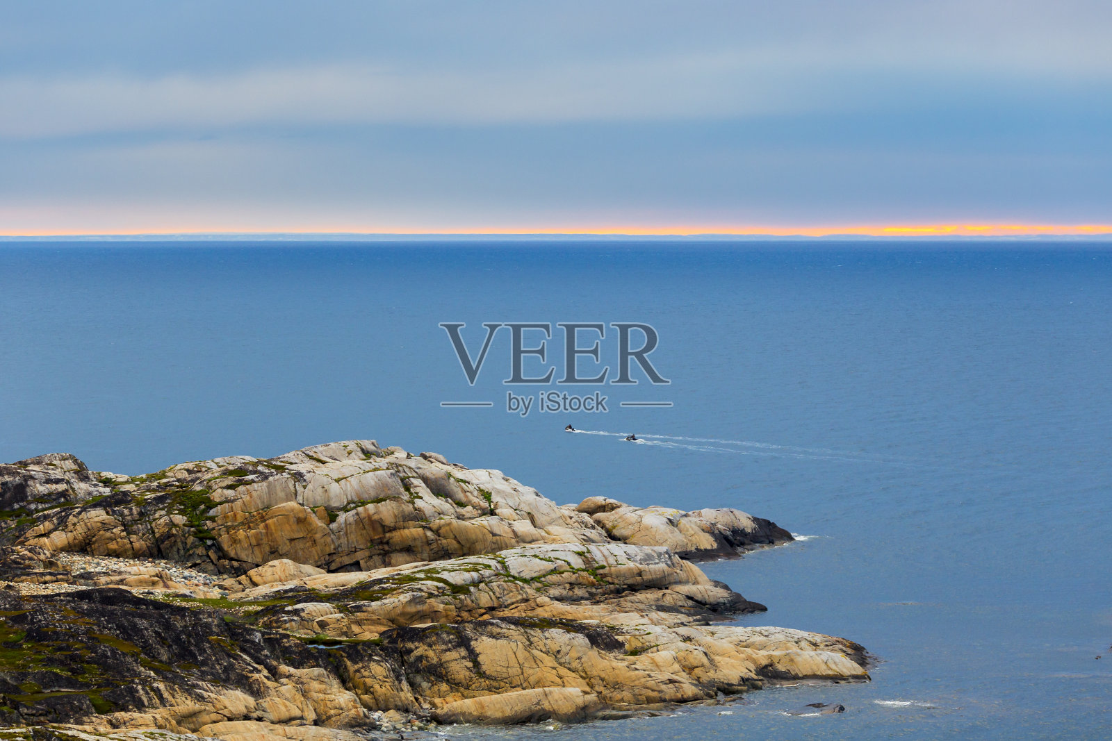 巴伦支海小岛美丽的海景和摩托艇照片摄影图片