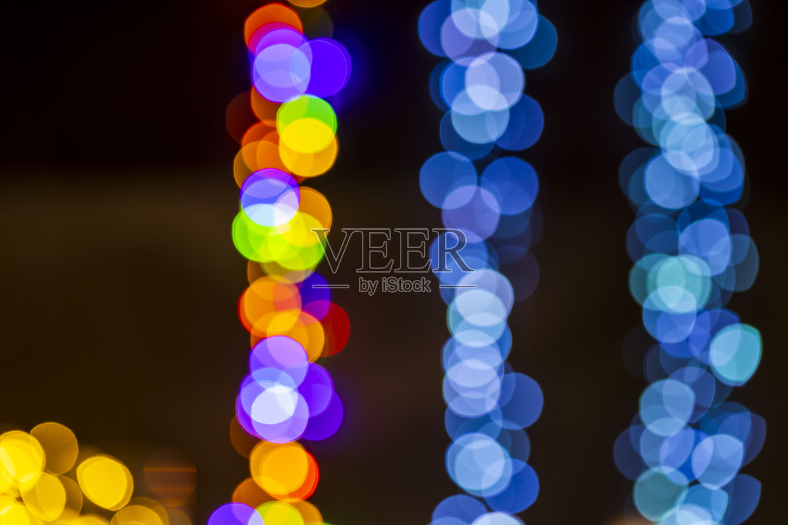 美丽的景色，彩色模糊抽象闪亮的圣诞灯。照片摄影图片