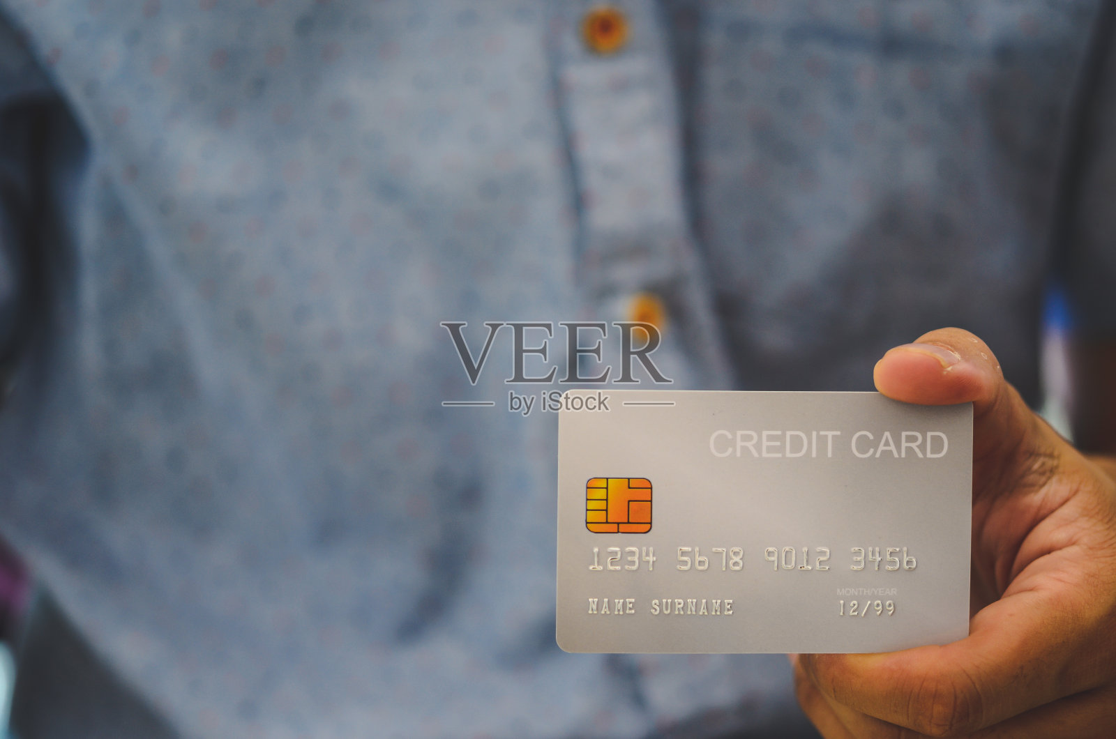 手里拿着信用卡的男人照片摄影图片