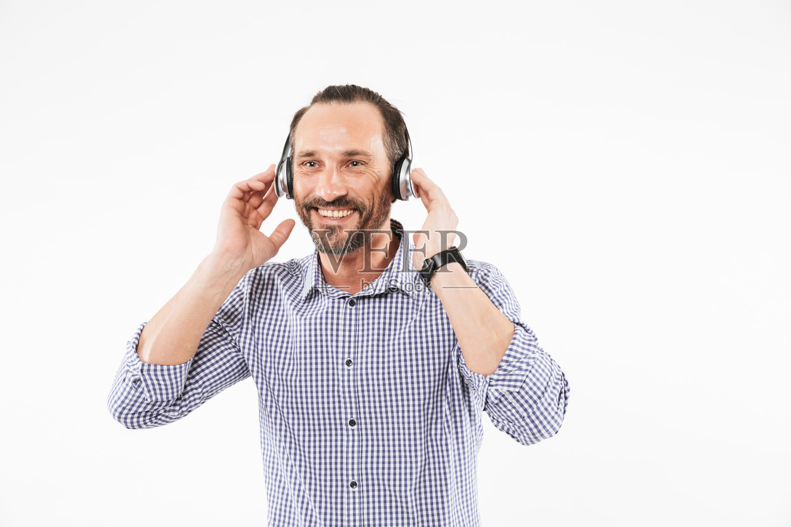 英俊的微笑的成年男子听音乐耳机照片摄影图片