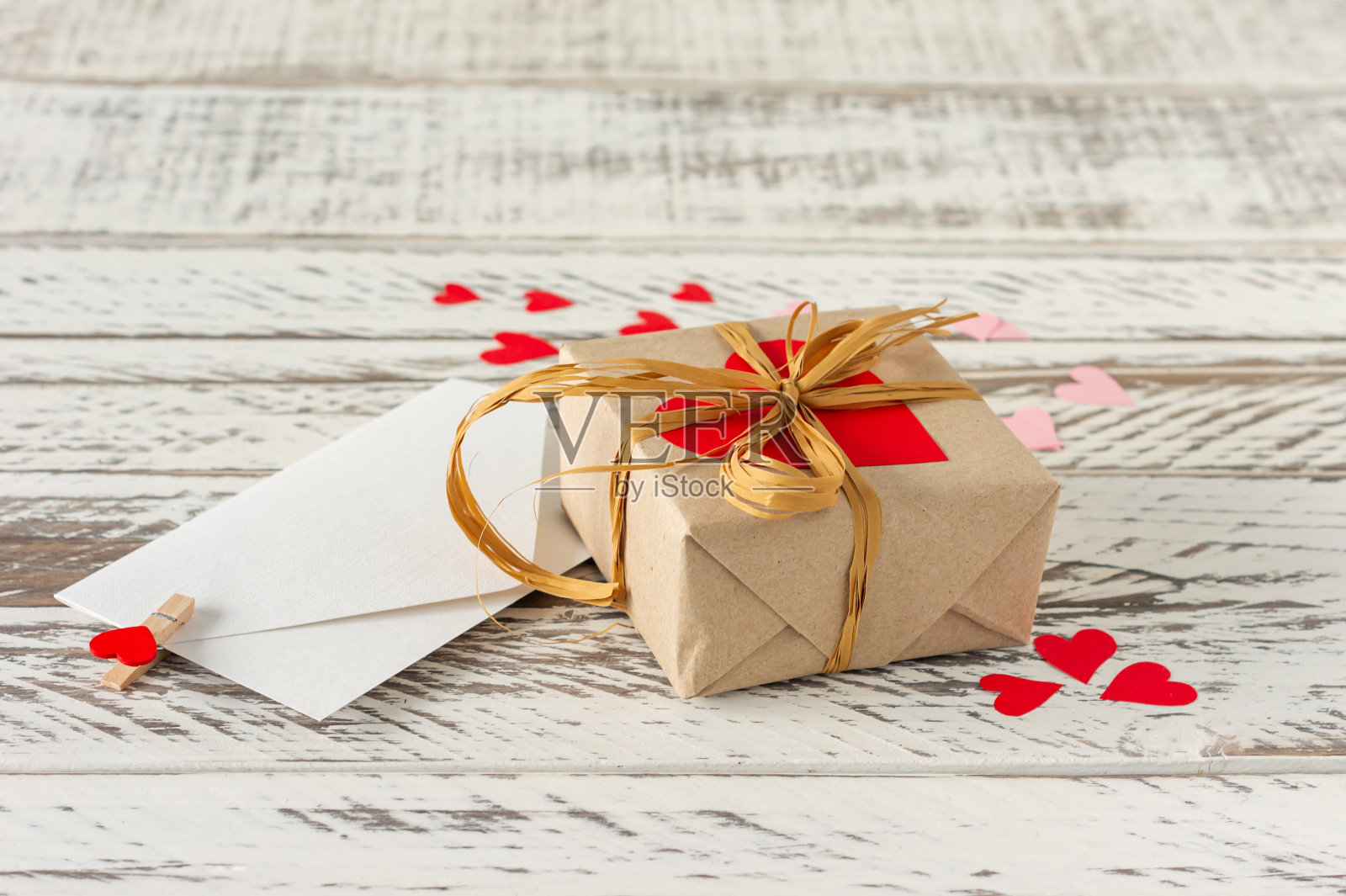 情人节礼盒用信封装上情书，纸心木制背景。情人节或生日贺卡。照片摄影图片