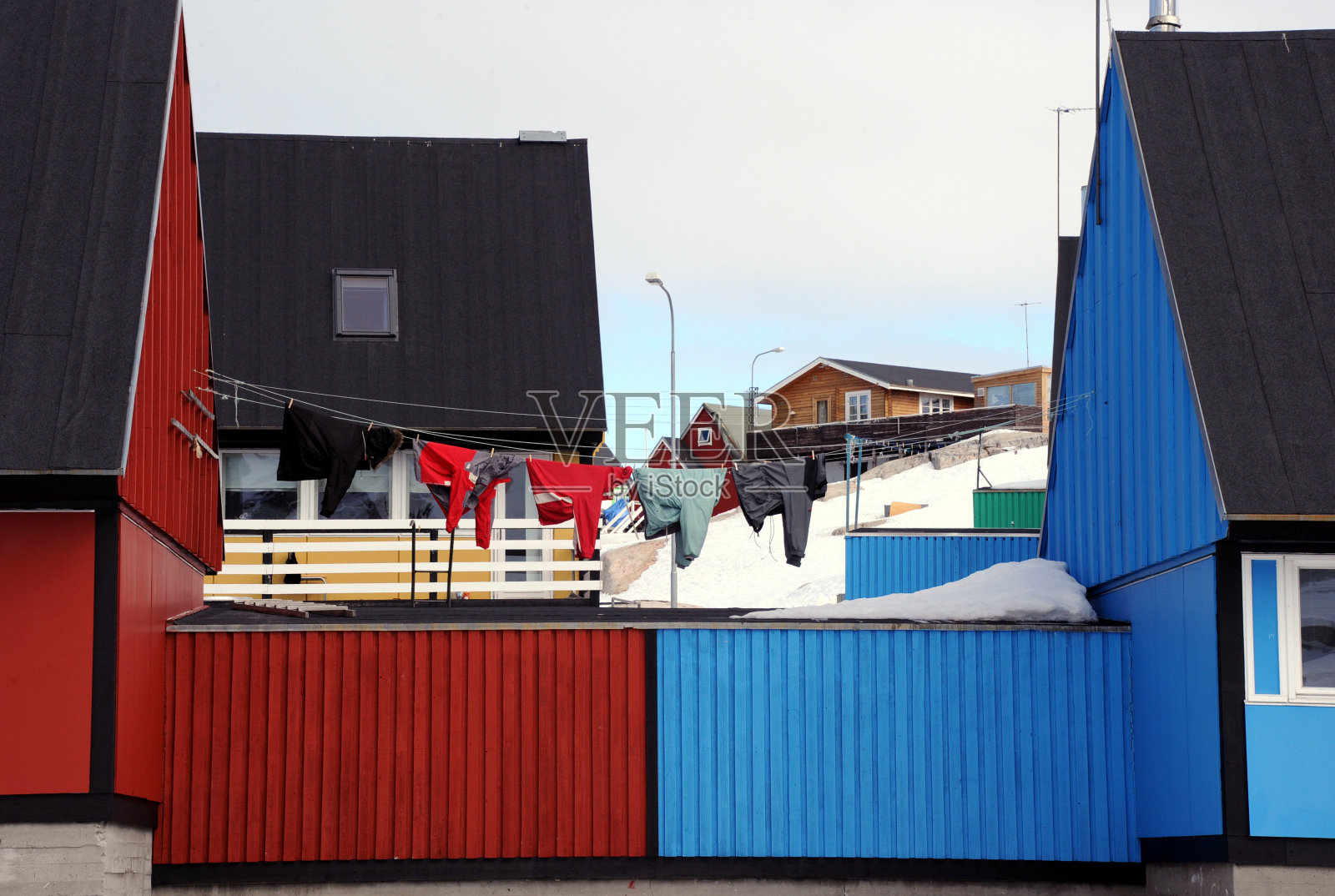 红房子和蓝房子之间的洗衣房。照片摄影图片