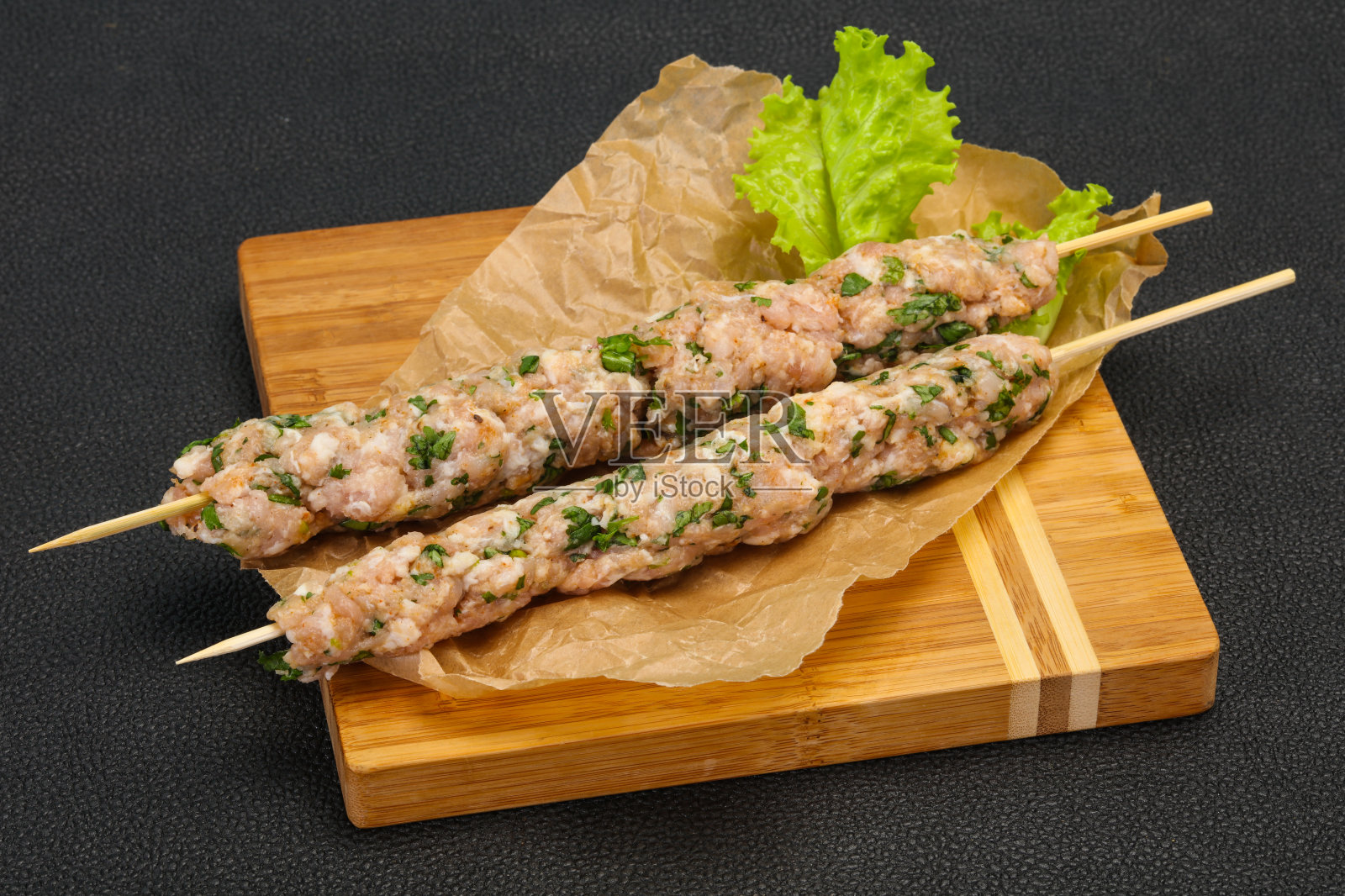 烧烤用的生猪肉串照片摄影图片