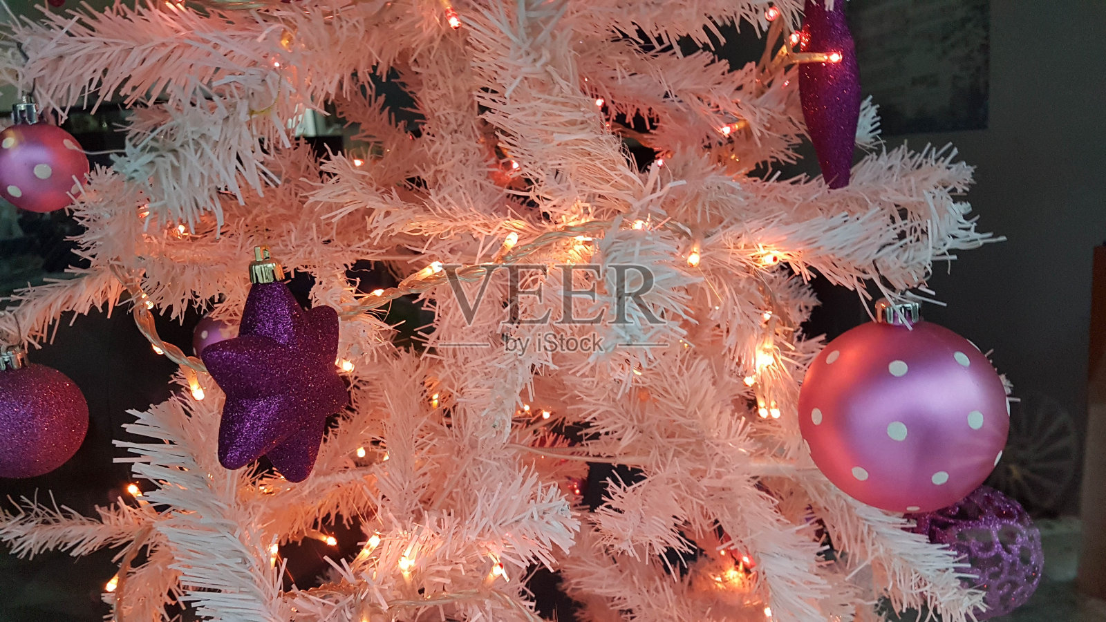 圣诞背景在城市球灯饰丝带前商店的颜色约阿尼纳照片摄影图片