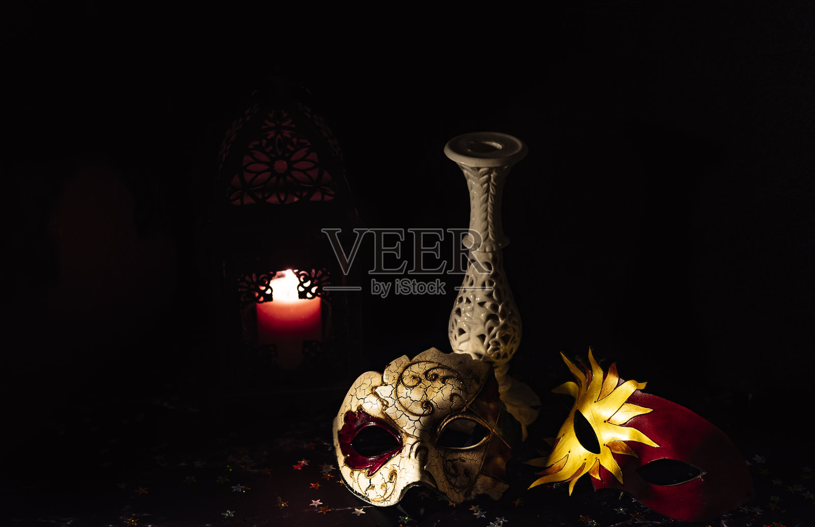 威尼斯狂欢节面具，黑色背景照片摄影图片