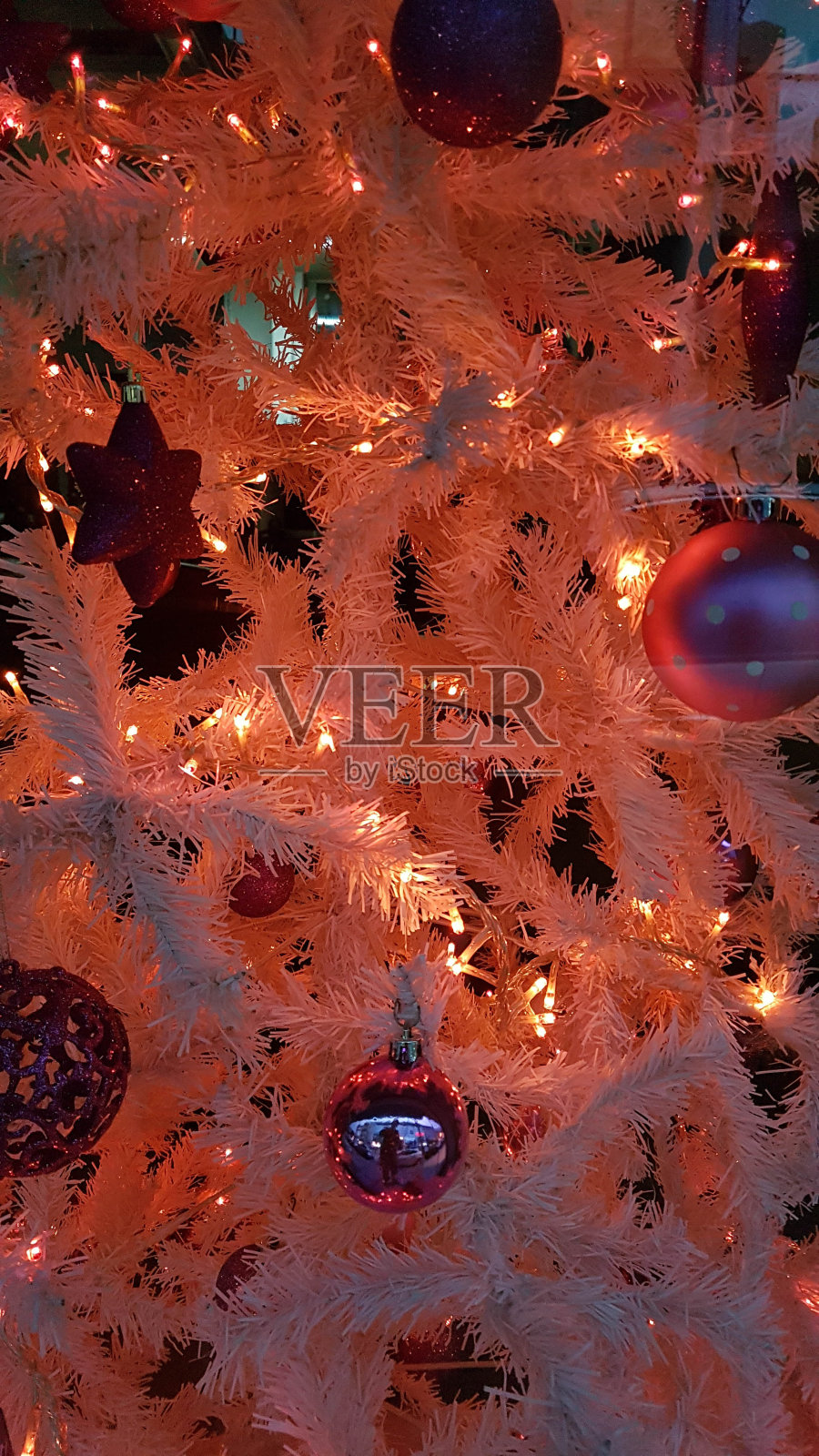 圣诞背景在城市球灯饰丝带前商店的颜色约阿尼纳照片摄影图片