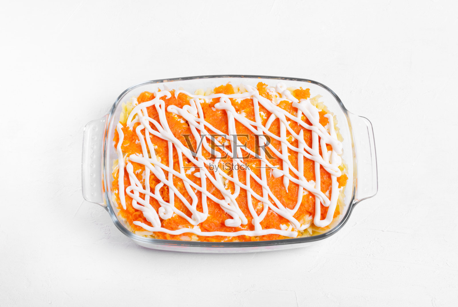 第四层是磨碎的煮胡萝卜和蛋黄酱照片摄影图片