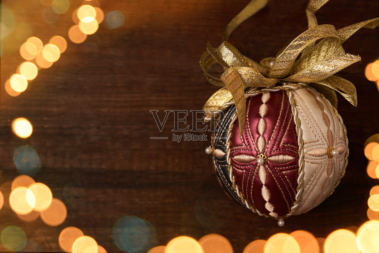 木制背景上漂亮的手工球照片摄影图片