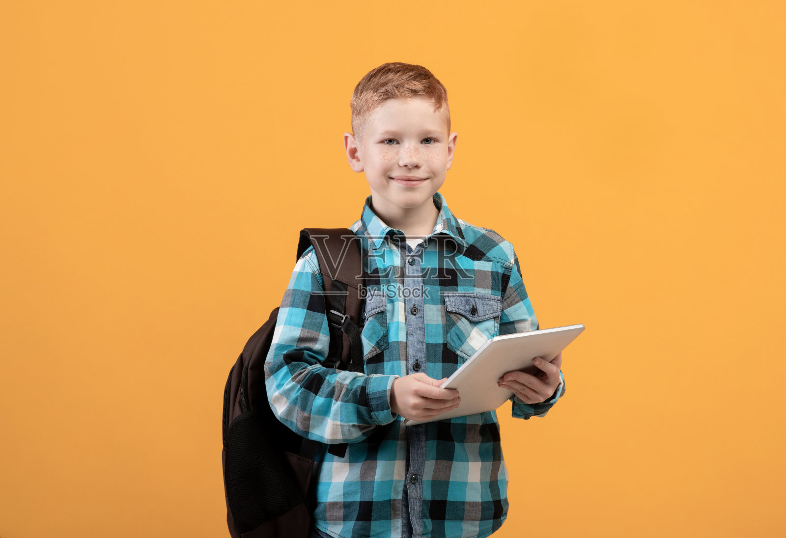 聪明的学生，背包里拿着数码平板电脑照片摄影图片