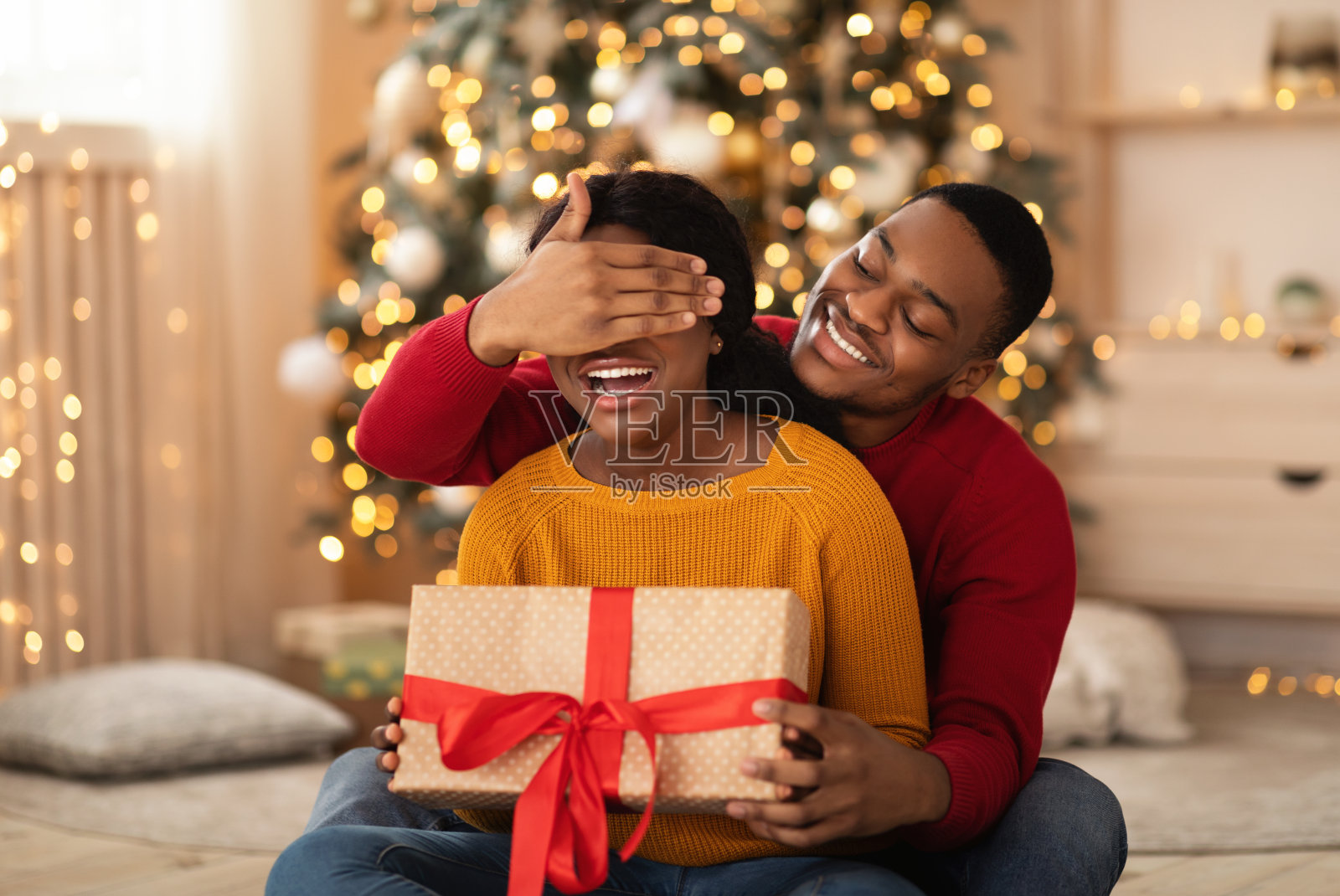 丈夫在新年和圣诞节给你的惊喜照片摄影图片