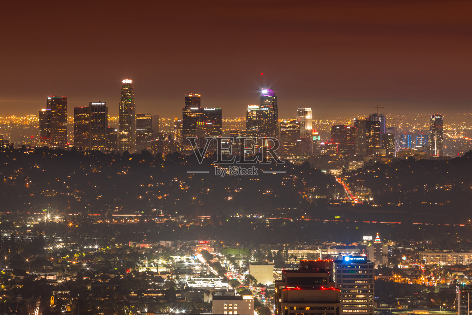 加州洛杉矶，夜间长时间暴露在建筑物和高速公路上照片摄影图片