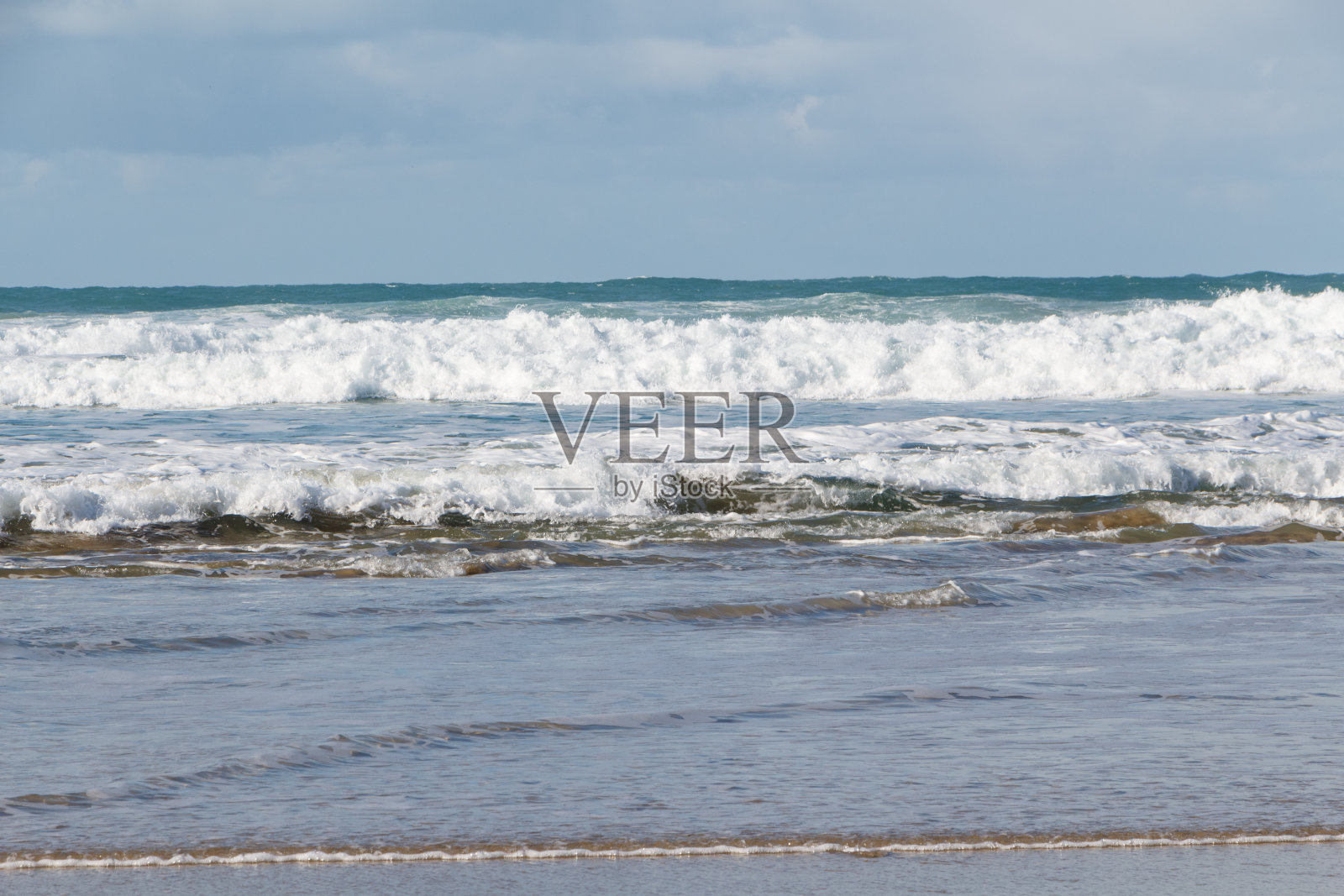 海浪冲击着海岸照片摄影图片