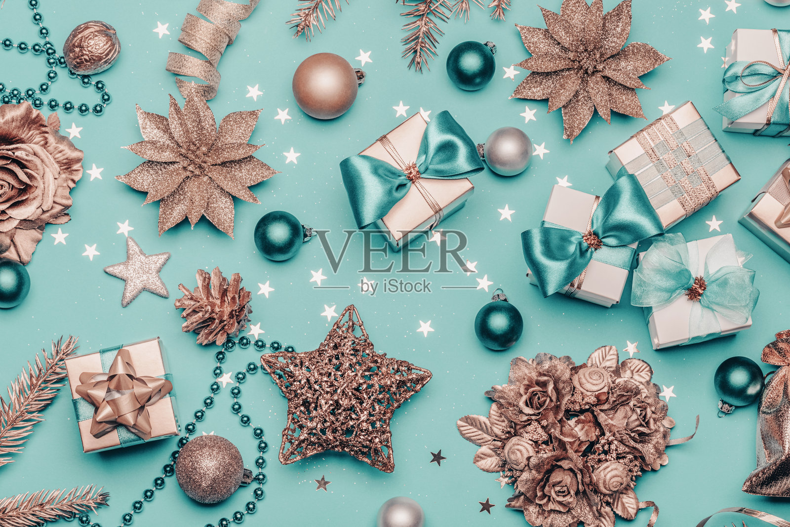 绿松石圣诞背景与金色礼盒和圣诞装饰照片摄影图片