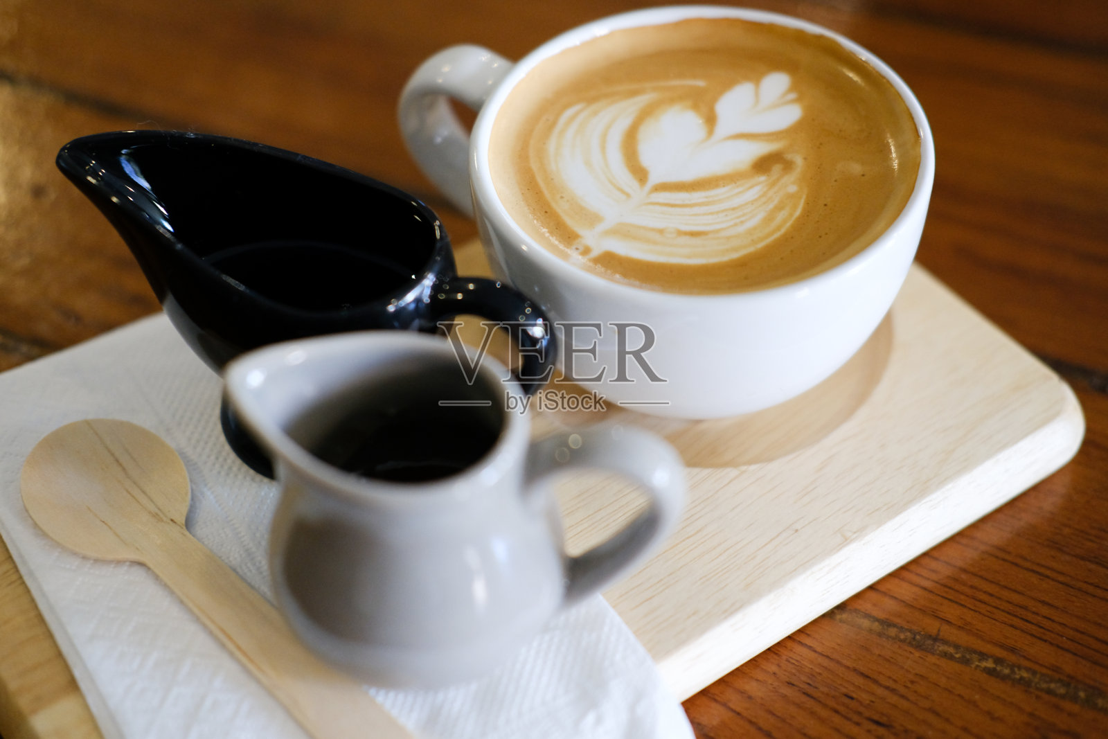 热卡布奇诺摩卡咖啡和拿铁艺术照片摄影图片