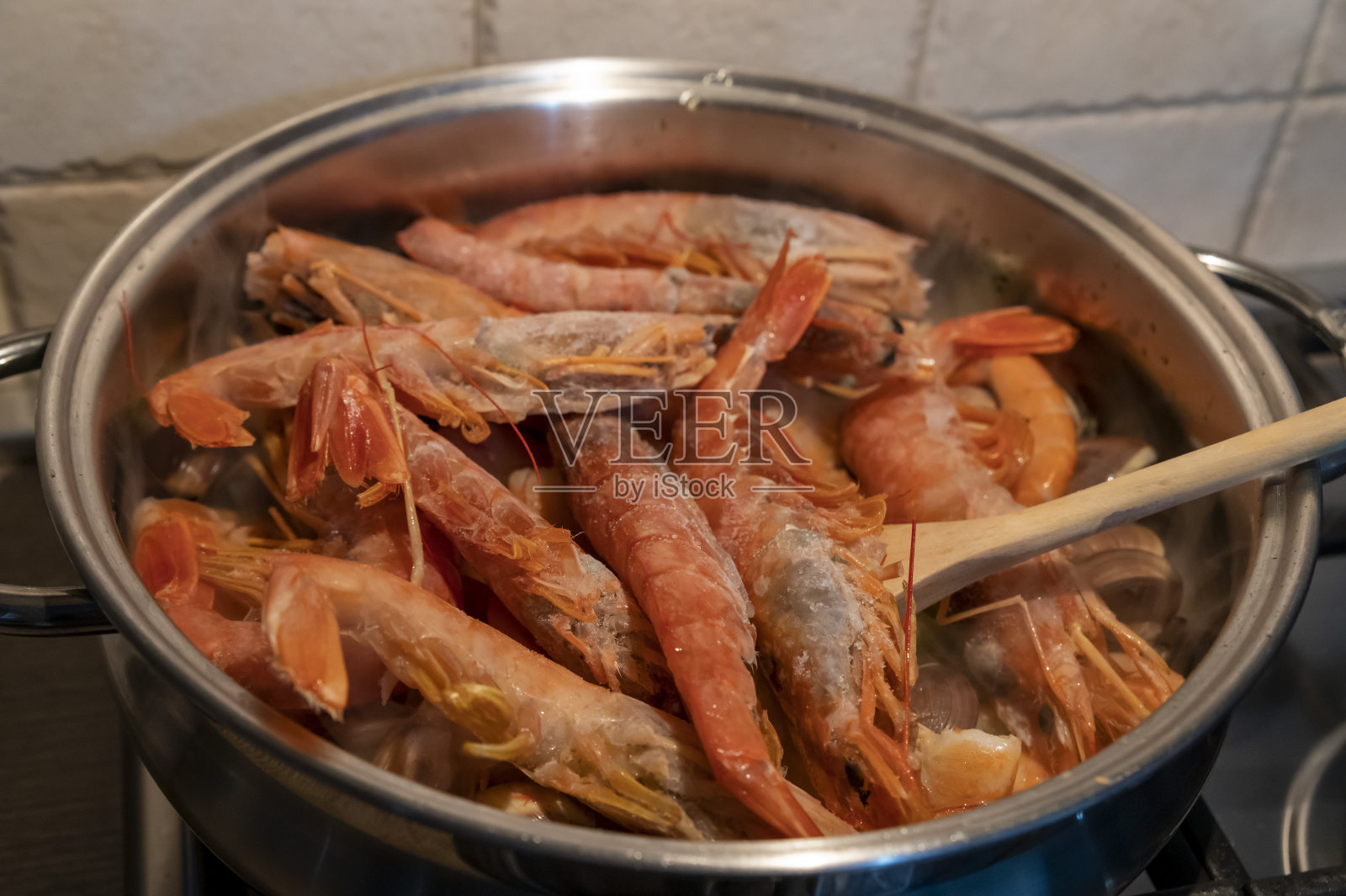 番茄鱼汤配海鲜照片摄影图片