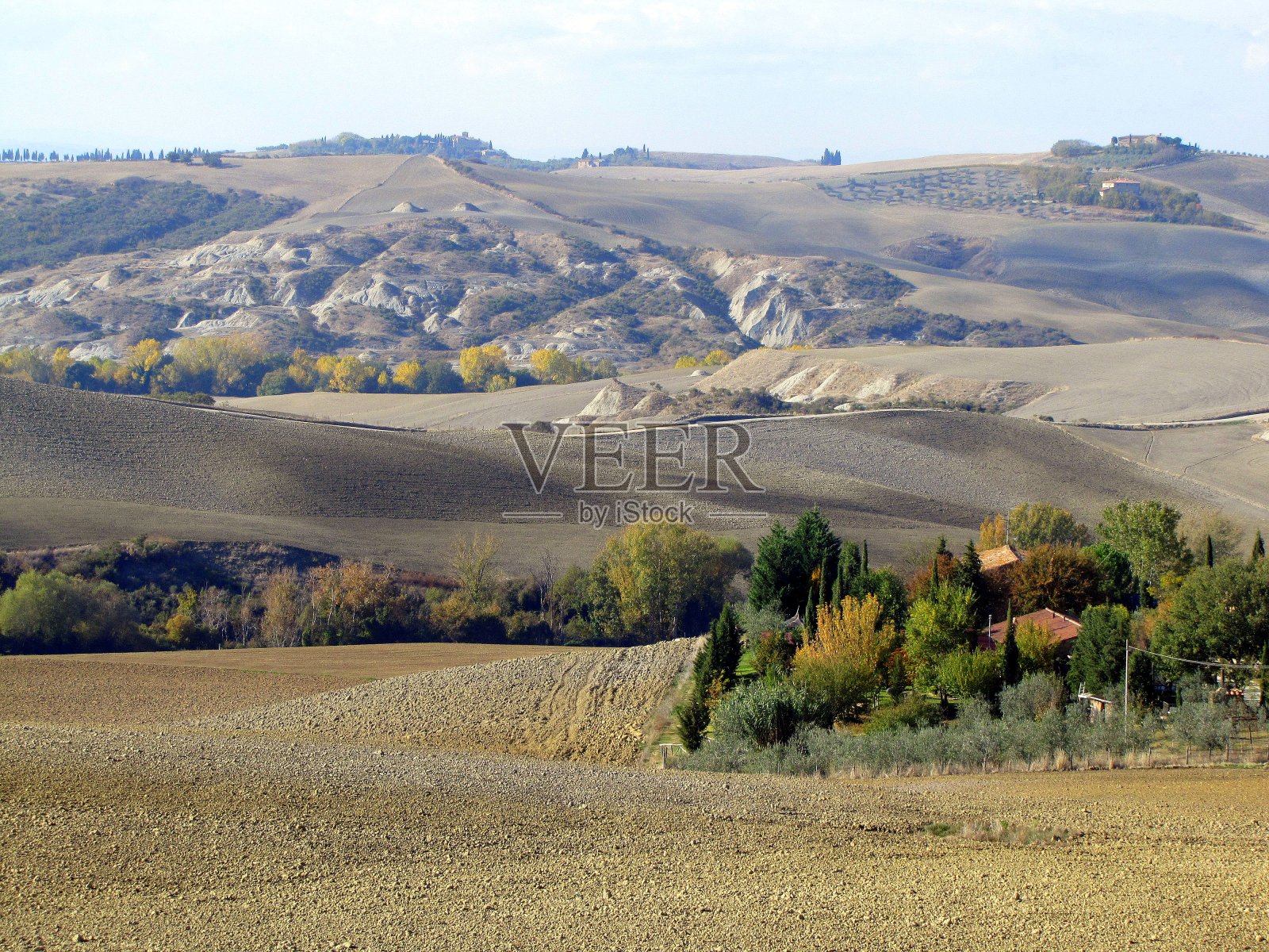 托斯卡纳的乡村风景与山在秋天的颜色照片摄影图片