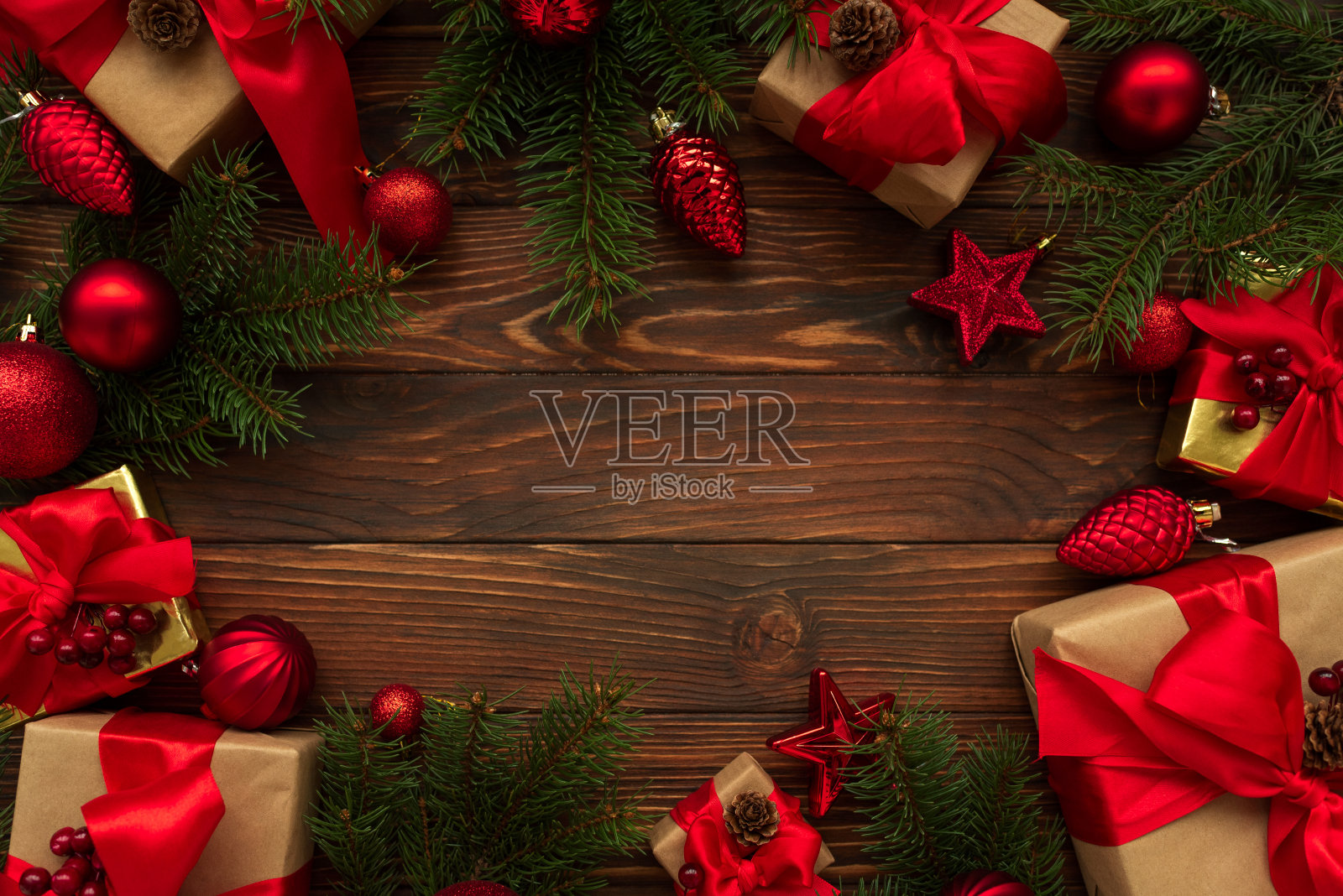 圣诞背景与装饰品和礼物盒在木制的桌子上。前视图。副本的空间。圣诞快乐，恭贺新禧照片摄影图片