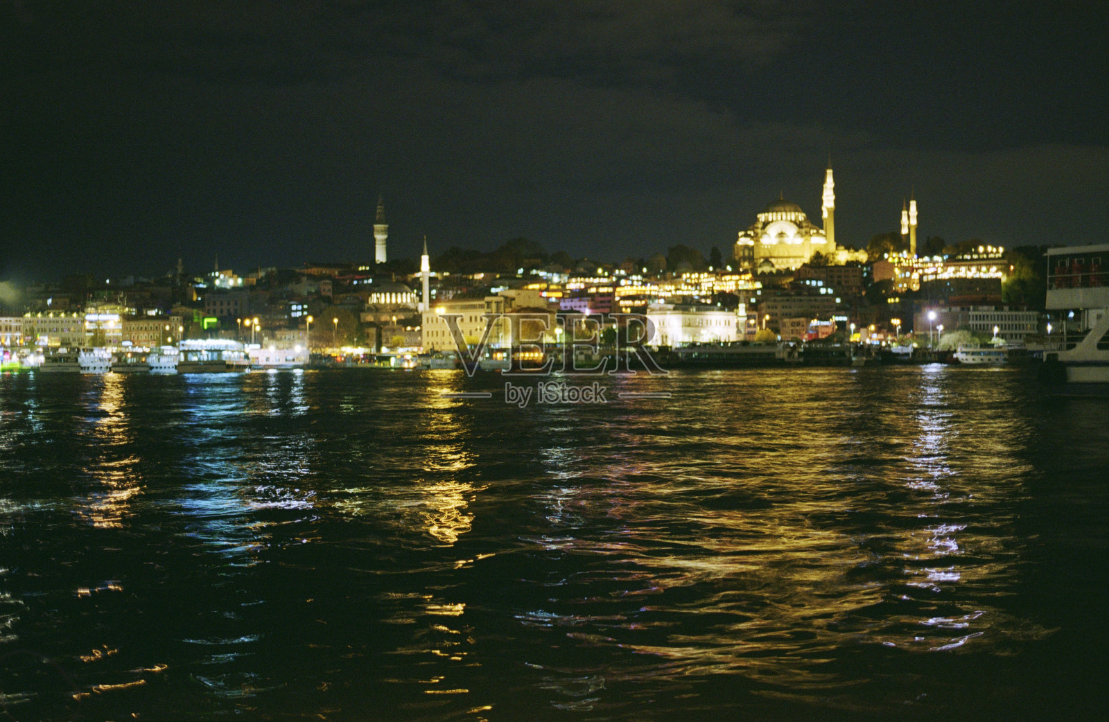 伊斯坦布尔冬季夜晚博斯普鲁斯的风景照片摄影图片