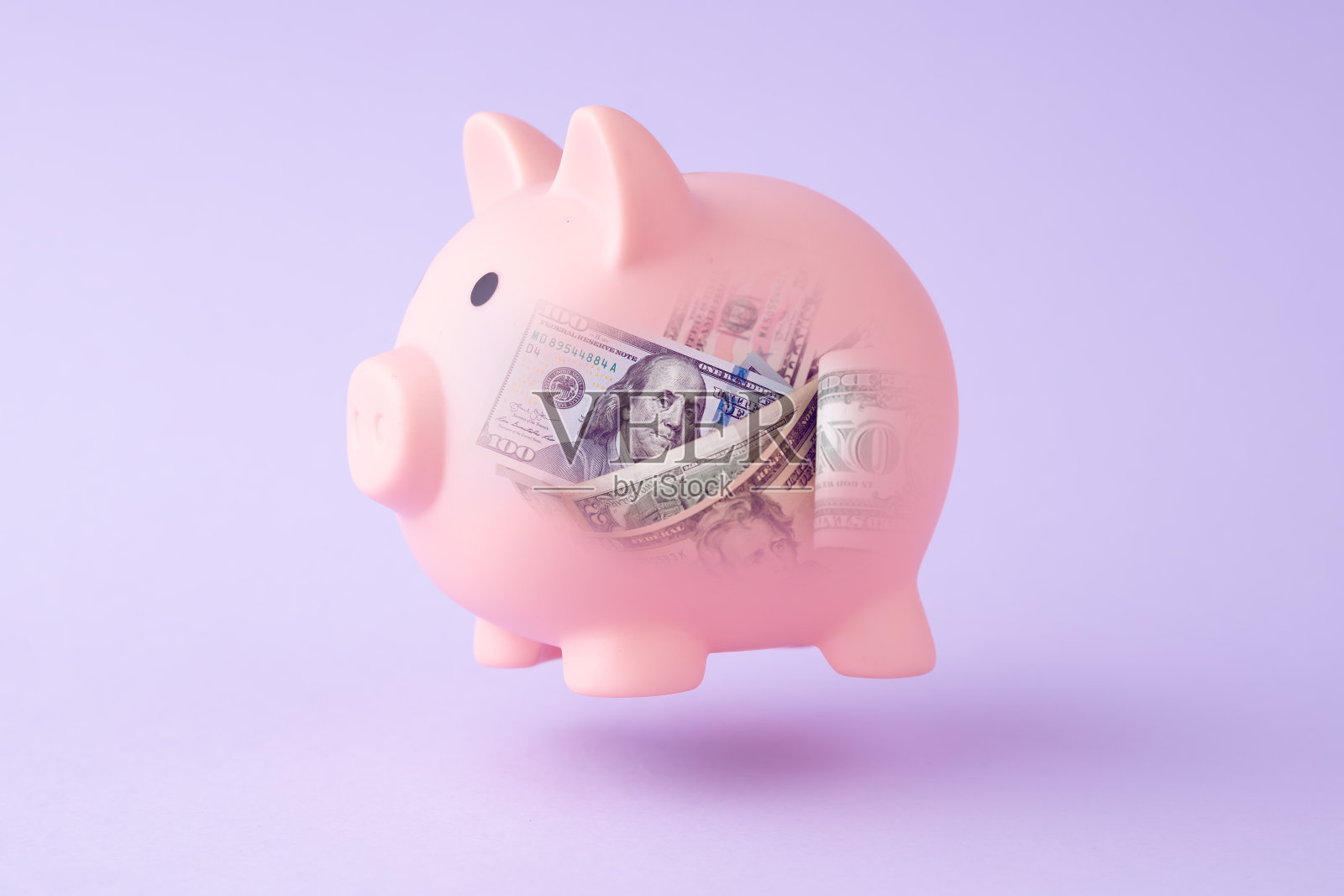 里面有储蓄罐和美钞。投资的象征，省钱的象征。增长收益的概念照片摄影图片